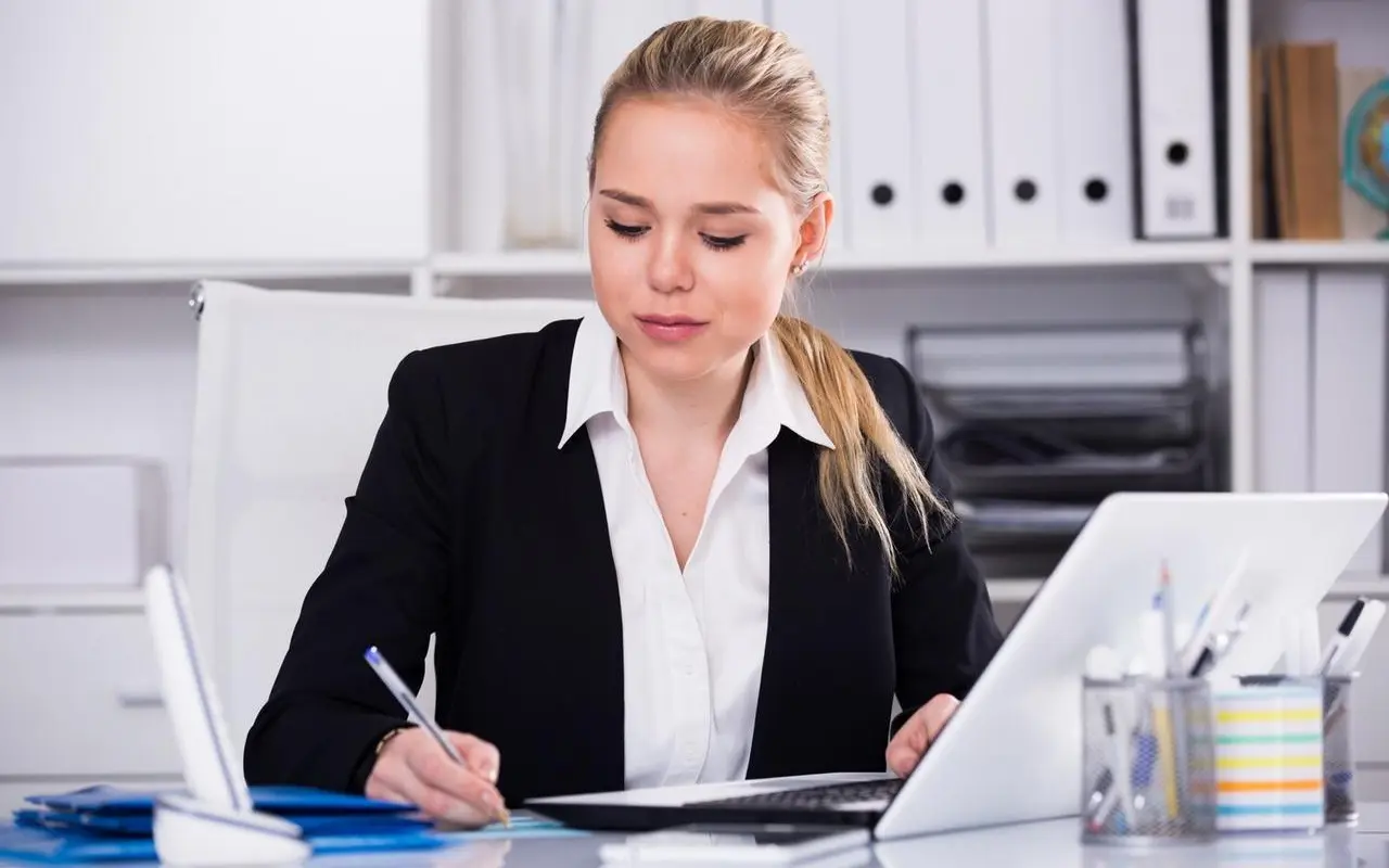 Jak rozliczyć podatek VAT w małej firmie usługowej od 2025 roku?